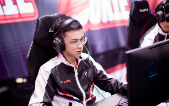 FPX战队解散引发热议 青春的终结与英雄联盟的未来